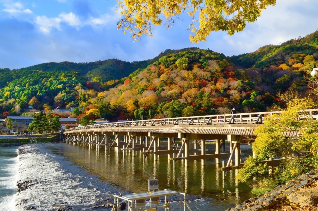 朝日を浴びる渡月橋