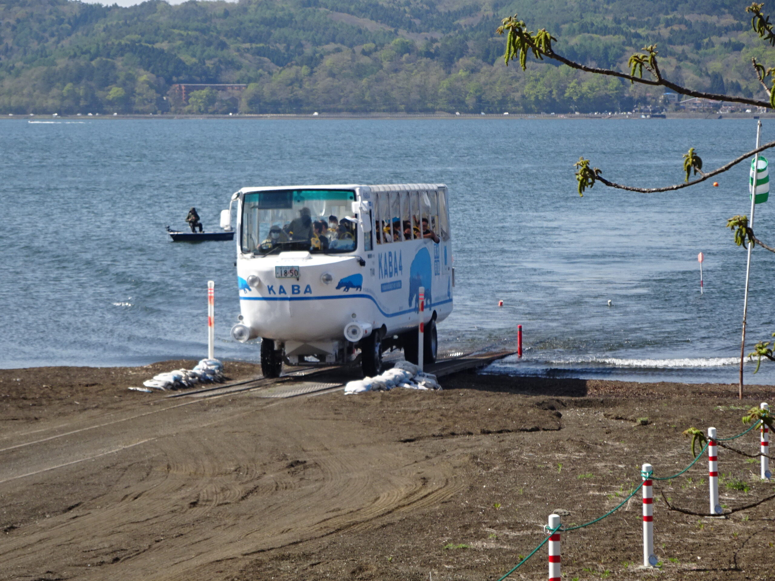 山中湖 水陸両用バス 湖面から陸に上がる様子