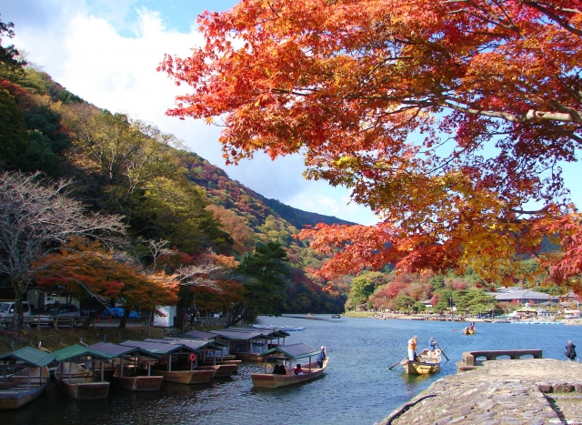 嵐山の屋形船と紅葉