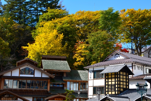 草津温泉旅館と紅葉