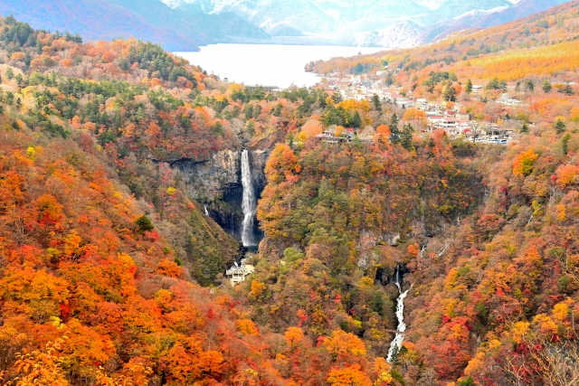 日光いろは坂　明智平からの華厳滝と白雲滝と中禅寺湖の眺望